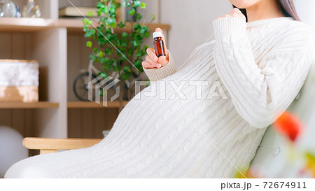 妊婦　アロマオイル　精油　考える　16:9 72674911