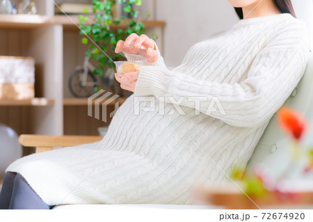 おやつを準備する妊婦 おやつを準備する妊婦 72674920