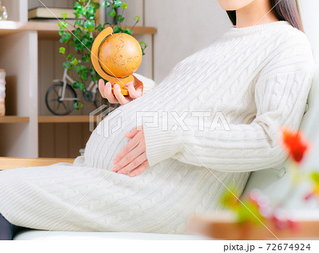 地球儀を持つ妊婦 イメージ 4:3 地球儀を持つ妊婦 イメージ 4:3 72674924