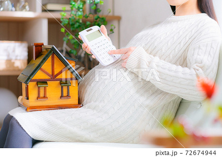 計算する妊婦　家　イメージ　 72674944