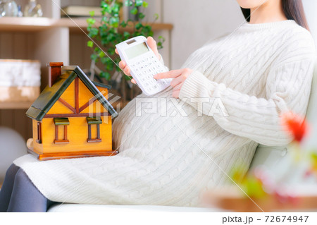 計算する妊婦 家 イメージ  計算する妊婦 家 イメージ  72674947