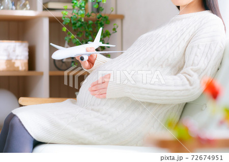 飛行機　妊婦　 72674951