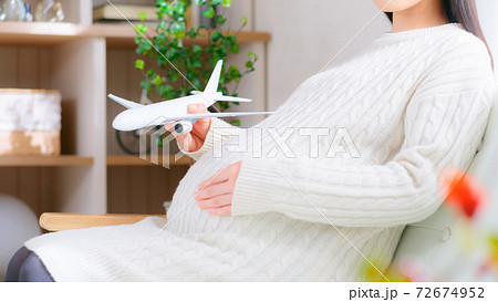 飛行機 妊婦 16 9の写真素材