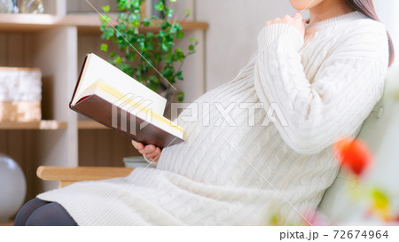 読書する妊婦 16:9 読書する妊婦 16:9 72674964