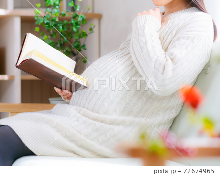 読書する妊婦　4:3 72674965