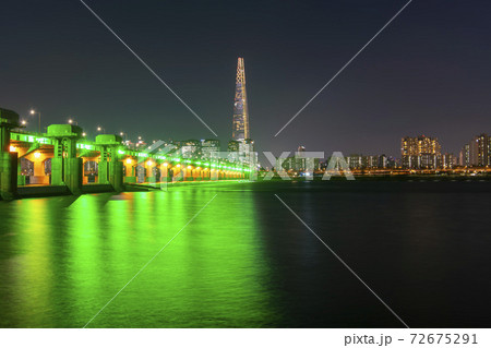 夜景 現代建築 都市 72675291