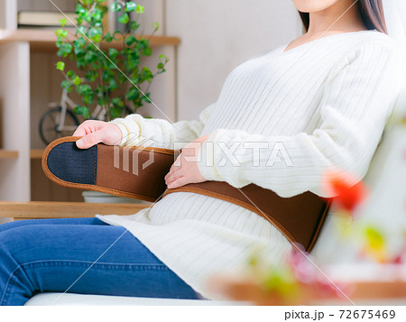 温活　ベルトを巻いて腰を温める女性　4:3 72675469