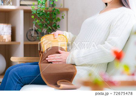 温活する女性　サポーターベルトに湯たんぽを入れる　 72675478