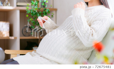 爪切りを持って悩む妊婦　16:9 72675481