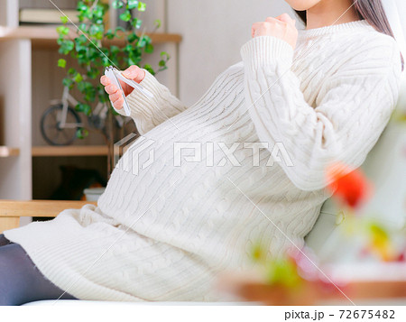 爪切りを持って悩む妊婦 4:3 爪切りを持って悩む妊婦 4:3 72675482