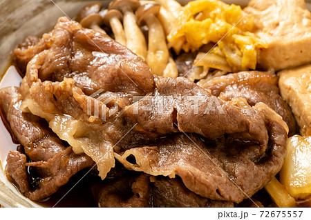牛肉のすき焼き風煮の牛肉のアップ。 72675557