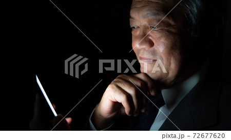 ビジネスイメージ 黒バック 横向き ビジネスイメージ 黒バック 横向き 72677620
