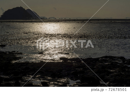 島 岩 石 72678501
