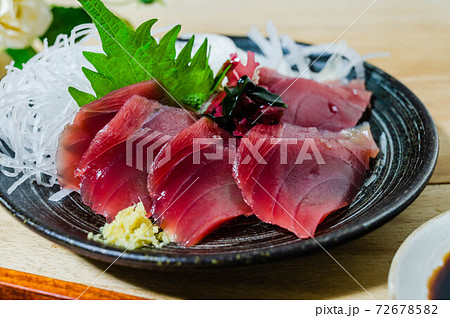 カツオの刺身 72678582