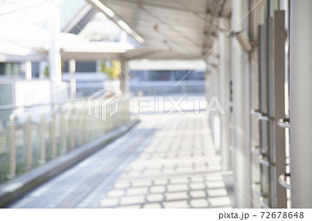 誰もいない朝のビルの屋外通路、前ピン 誰もいない朝のビルの屋外通路、前ピン 72678648