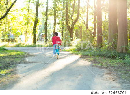 自転車をこぐ幼稚園児 72678761