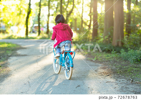 自転車をこぐ幼稚園児 72678763