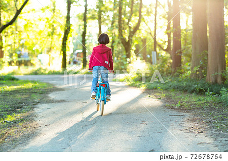 自転車をこぐ幼稚園児 72678764