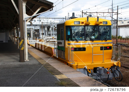 宇都宮線で試運転するキヤE195系（定尺レール輸送車） 72678796