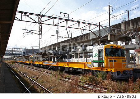 宇都宮線で試運転するキヤE195系（定尺レール輸送車） 72678803