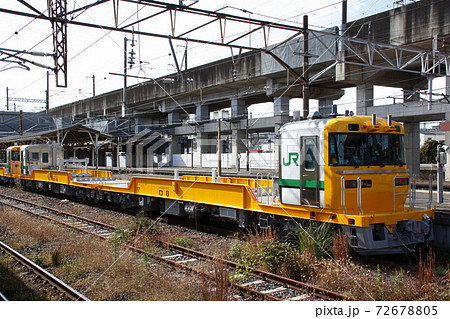 宇都宮線で試運転するキヤE195系（定尺レール輸送車） 72678805