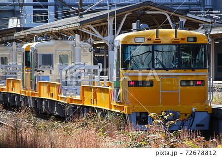 宇都宮線で試運転するキヤE195系(定尺レール輸送車) 宇都宮線で試運転するキヤE195系(定尺レール輸送車) 72678812