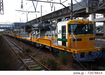 宇都宮線で試運転するキヤE195系（定尺レール輸送車） 72678814