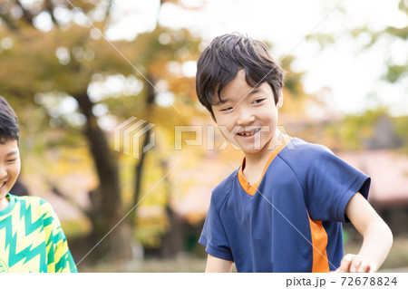 公園で友達と遊ぶ男の子 72678824