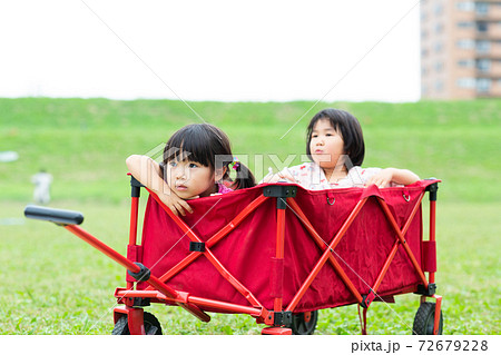 アウトドアを楽しむ子供たち アウトドアを楽しむ子供たち 72679228