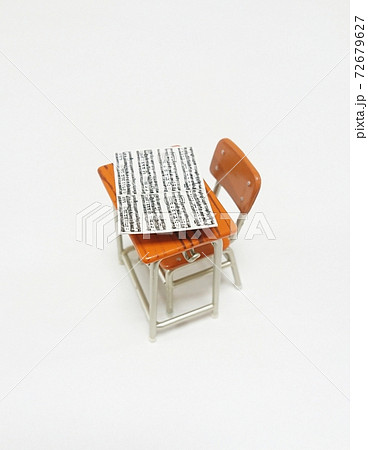 学校の机の上に置かれた楽譜 72679627