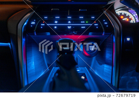 車のインテリア 72679719
