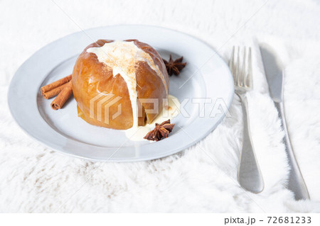 焼きりんごに添えられたシナモンスティックとスターアニス 72681233