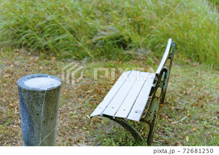 公園のベンチと蓋をされた灰皿 72681250