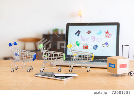 ネットショッピングのイメージ　オンラインショッピング 72681282