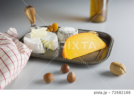 Cheese platter with dried fruit 72682166