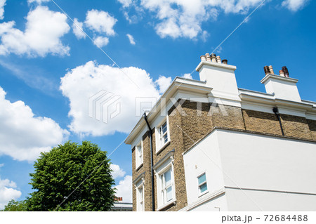 明るい日差しの下のロンドンの街並み　レンガ造りの建物と白壁の建物 72684488