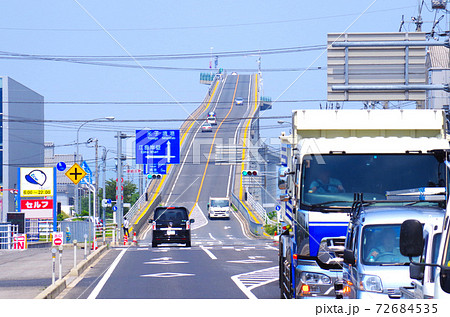 島根県側から眺める江島大橋の登坂路と自動車の往来 … 島根県 松江市（晴れ） 72684535