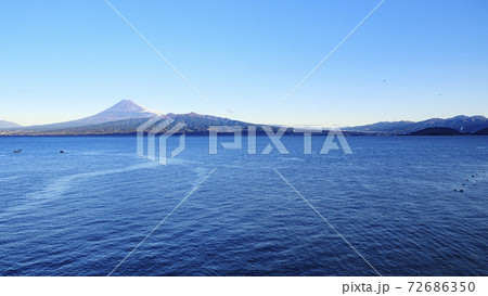 静岡県伊豆半島絡みた駿河湾の冬 72686350