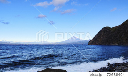 静岡県伊豆半島絡みた駿河湾の冬 72686404