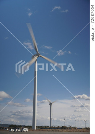 エコエネルギー　風力発電機の回る風景 72687054