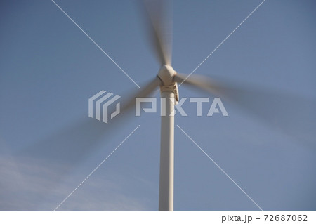 エコエネルギー 風力発電機の回る風景 エコエネルギー 風力発電機の回る風景 72687062