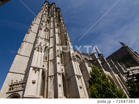 Mechelen, Belgium, August 2019. The imposing cathedral features a 97-meter bell tower in Gothic style. Beautiful summer day with blue sky. 72687365