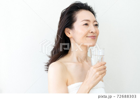 水分を補給するミドル女性 水分を補給するミドル女性 72688303