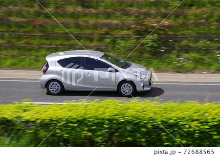 走る自動車の流し撮り　トヨタアクア 72688565