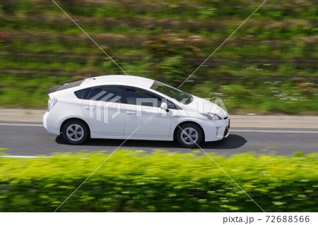 走る車を流し撮り　トヨタプリウス 72688566
