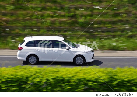 走る車を流し撮り　カローラフィールダー 72688567