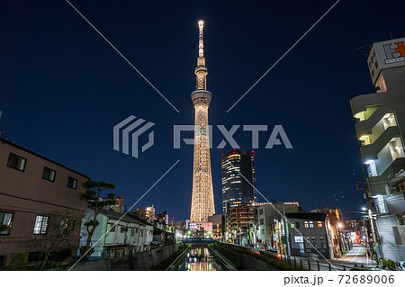 東京スカイツリー 東京オリンピック聖火リレートーチをイメージしたライトアップ 桜ゴールド の写真素材