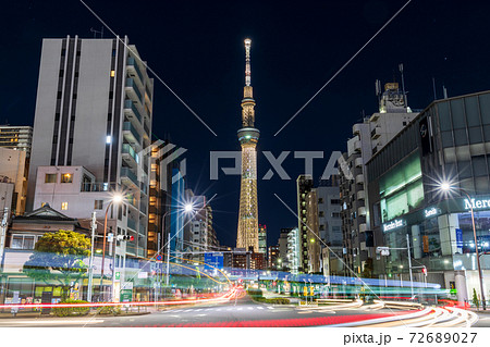 東京スカイツリー 東京オリンピック聖火リレートーチをイメージしたライトアップ 桜ゴールド の写真素材