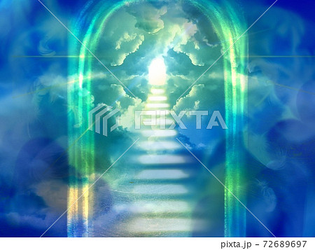 天国行きへの雲でできた階段と光る門と輝く天界の入り口のイラストのイラスト素材