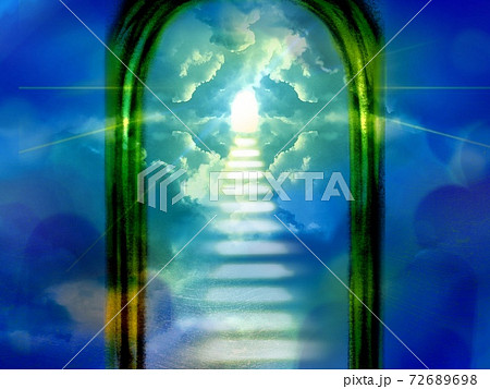 天国行きへの雲でできた階段と光る門と輝く天界の入り口のイラストのイラスト素材
